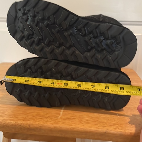 Ladies size 5 BearPaw black lined flat boot.  EUC - Picture 16 of 17